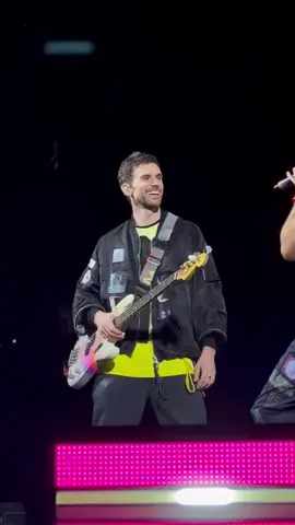 🥹❤️‍🩹Chris animando a Guy Se nota que lo extrañaron en el anterior Show✨ #coldplay #coldplayargentina #chrismartin #guyberryman #coldplayconcert 