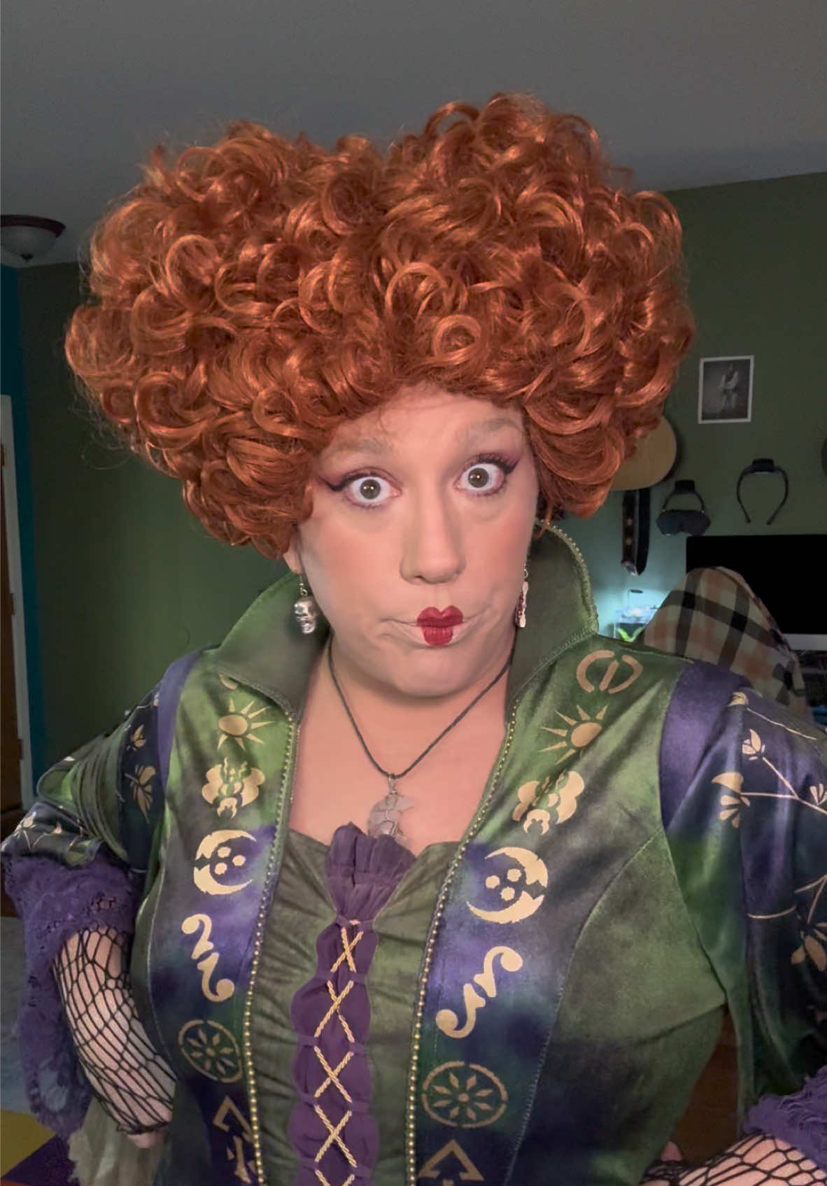 Looking for a man in finance… #shesback #winniesanderson #finance #hocuspocus #witchtok 