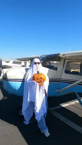 Happy Halloween from us and everyone @AV8R Unlimited ✈️ 🎃👻 #flightschool #flightinstructors #femalepilot #aviation #pumkintrend #halloween #flying #phoenix #glendale 
