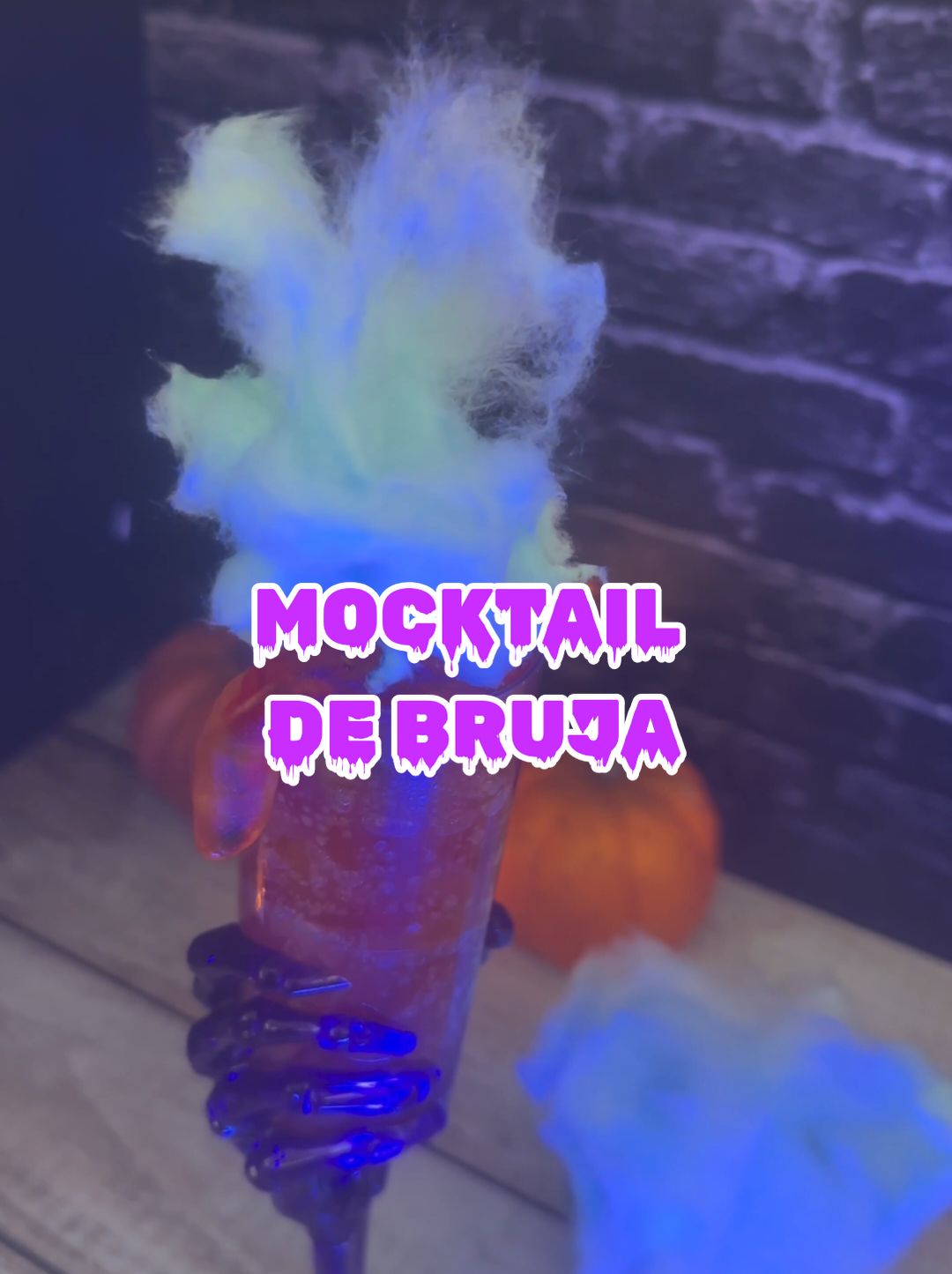 Tenemos el mocktail que tu Halloween necesita: ¡Mocktail de bruja! Prepara tu caldero y posiones porque esto es lo que necesitarás. 🧙‍♀️🍹 Ingredientes: 8 Gomitas en forma de lombrices 1 Taza de agua 1 Algodón de azúcar, de moras azules (60 g) 1 Cucharadita de Salsa Inglesa CROSSE & BLACKWELL®  1 Taza de refresco de lima limón Síguenos para conocer más bebidas para Halloween, ¡le darán a tus fiestas un toque espeluznante! 🪄 #halloween #mocktail #bruja #recipes #recetas #antojo #facilyrapido #mocktailrecipes