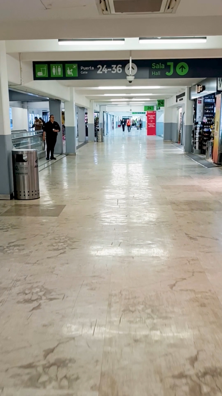 Ubica las 33 posiciones de contacto que existen en la Terminal 1 del #AICM  #marinaarmadademexico #SEMAR #aeropuerto #mexicotiktok #visitamexico #nacionales #internacionales #viajestiktok #pistas #T1 #T2 #viral #Latam #parati #paratupagina #equipaje #consejosdeviaje #juevesdetiktok #2024 #aviacion #aviacionamantes 