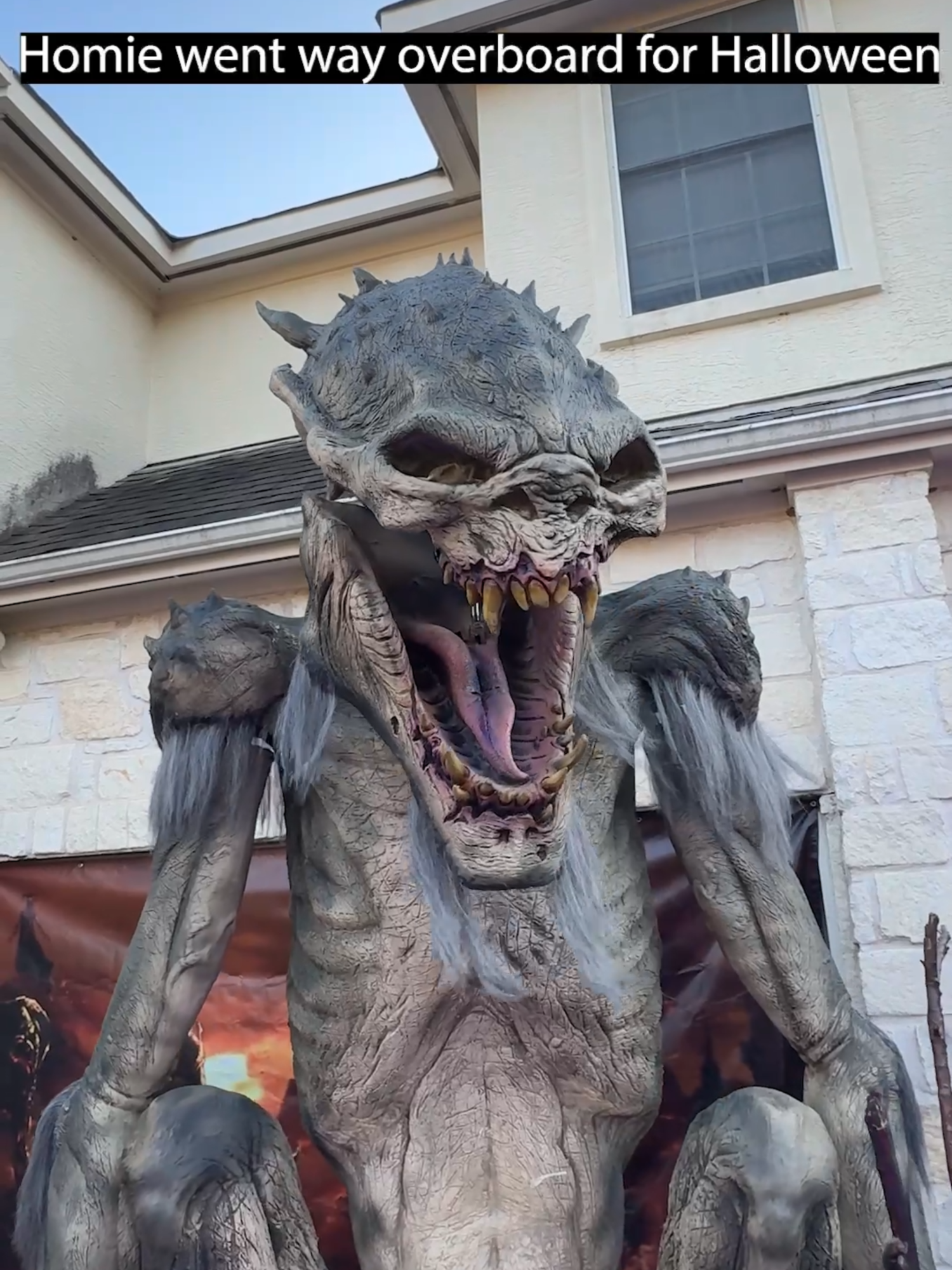 Homie went way overboard for Halloween -- people were wondering if he was a hollywood set designer or imagineer cuz he put universal in his backyard lmao #halloweendiy #halloweenathome #halloween #spookyseason #animatronics