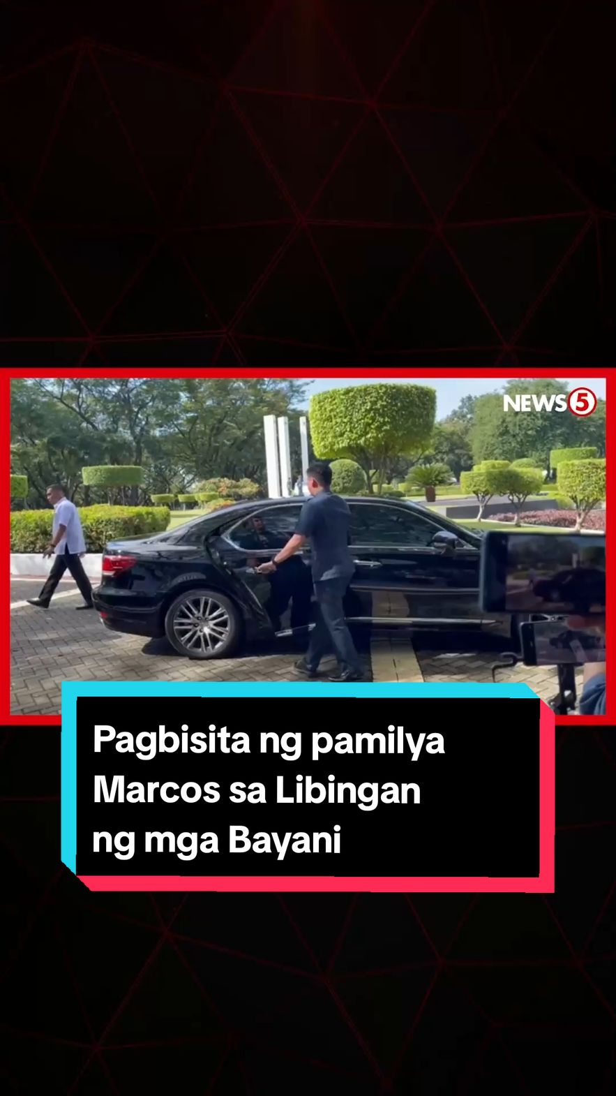 Binisita ni Pres. #BongbongMarcos ang puntod ng kaniyang ama na si dating pangulong Ferdinand Marcos Sr. sa Libingan ng mga Bayani ngayong #Undas2024, Nov. 1. Dumating rin ang kaniyang ina na si dating first lady Imelda Marcos. #News5 | via Maricel Halili