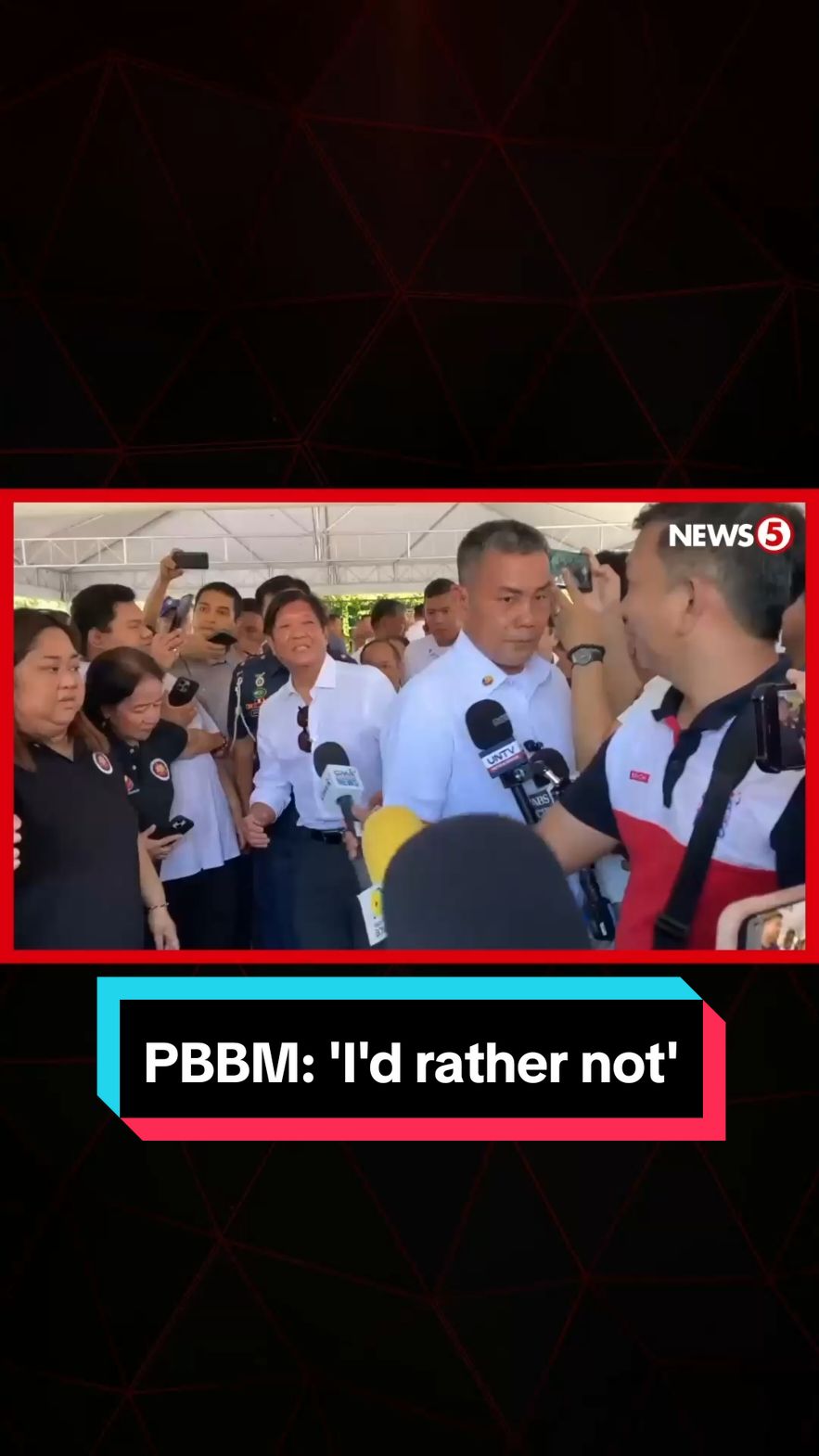 Piniling hindi magkomento ni Pres. #BongbongMarcos sa pagbabanta ni Vice Pres. Sara Duterte na hukayin sa Libingan ng mga Bayani ang kaniyang amang si dating pangulong Ferdinand Marcos Sr. Kasunod ito ng pagbisita ng kanilang pamilya sa puntod ni yumaong Marcos Sr. ngayong #Undas2024, Nov. 1. #News5 I via Maricel Halili