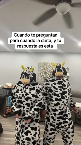 Bailando en oareja #baileschingones #cow  #bailestiktok #bailesvip #foryoupageofficiall #sefelizsiempre #cowcostume  #baileenpareja #costume #vaca 
