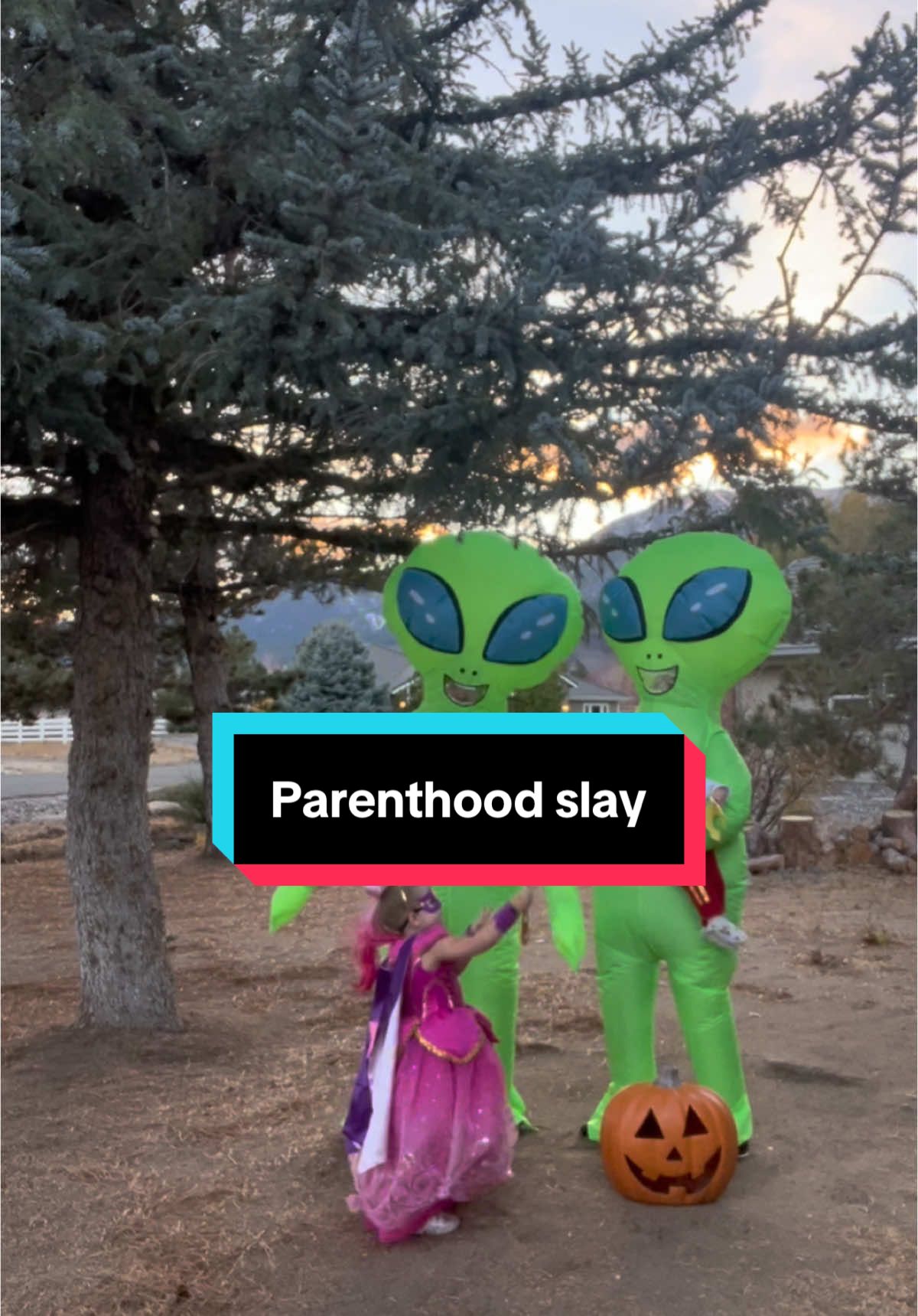 Shoutout to all the parents out there just killin it. So effing tired but damn we are rad. “You’re doing it Peter!” Name the movie  👏🏻👏🏻👏🏻 man i love being a mom #parenthood #childhoodmemories #familyhalloweencostume #funny #notaregularmomacoolmom 
