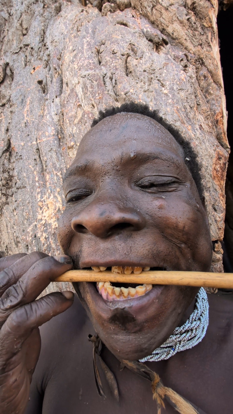 Hadzabe man strengthen his arrow ready for next day hunt 💪😋#hadzabetribe #USA #villagelife #africatribes #tiktok 