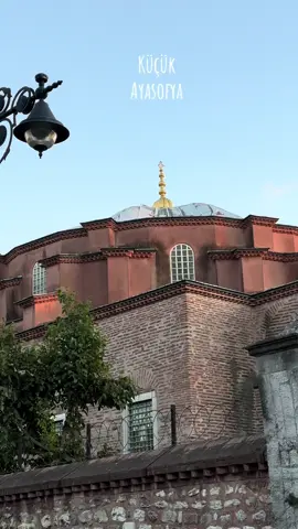 🕌 Küçücük Ayasofya, İstanbul'un en tarihi ve etkileyici yapılarından biridir. 6. yüzyılda inşa edilen bu yapı, Bizans döneminin önemli bir kilisesi olarak bilinir. Asıl adı 