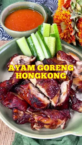 AYAM GORENG HONGKONG🍗 guring manis nagih 😍 ahh enak banget ya ayam kalo dimasak gini! 🔽RESEP🔽 AYAM GORENG HONGKONG BAHAN: 3 potong paha ayam utuh 7 butir bawang merah 7 butir bawang putih 1 jempol jahe  2 batang daun bawang BAHAN AIR KECAP: 200 ml air 3 sdm kecap manis 4 sdm kecap asin PEKAT 1 sdm minyak wijen ½ sdt cuka  2 sdm saus tiram 2 sdt kaldu bubuk ½ sdt lada 1 sdt penyedap Bahan sambal jahe: 100 ml air 2 butir cabe rawit 1 butir bawang putih 1 buah tomat 3 sdm saus sambal 1 ruas jari jahe 4 sdt gula ½ sdt cuka ½ buah penyedap ½ sdt garam ½ sdt kaldu jamur 1 sdt maizena