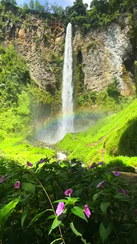 Mother Nature didn’t come to play 🌊 Sipiso-Piso Waterfall dropping 120 meters and fed by an underground river?? Yeah, we’re speechless 💧✨ 📍Sipiso-Piso Waterfall, North Sumatra #SipisoPiso #LakeToba #WonderfulIndonesia