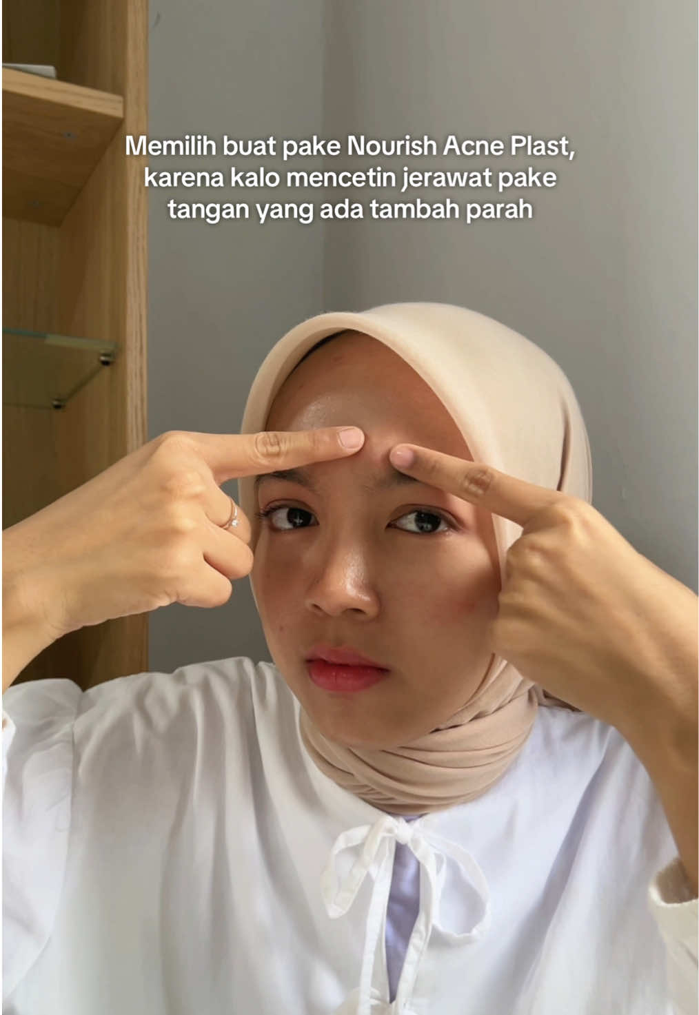 Siapa di sini yang tangannya suka gatel buat mencetin jerawat?🙋🏻‍♀️ Eits, jangan yaa! Karena itu bisa bikin jerawat kamu tambah parah & ninggalin bekas🙅🏻‍♀️ #nourish #nourishacneplast #acneplast #pimplepatch #acnepatch #jerawat #skincare 