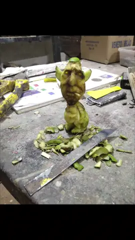 Escultura em manga verde. Green mango sculpture. #art #criatividade #carving_fruit #sculpture #escultrura #arte #manga #criative #halloween 
