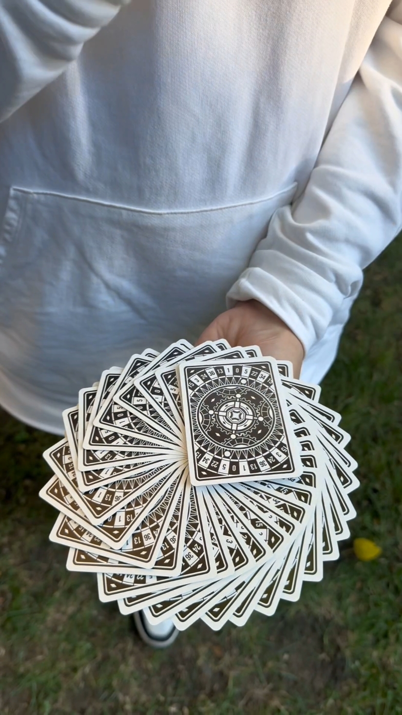 Perfect Riffle Fan #cardistry #playingcards 