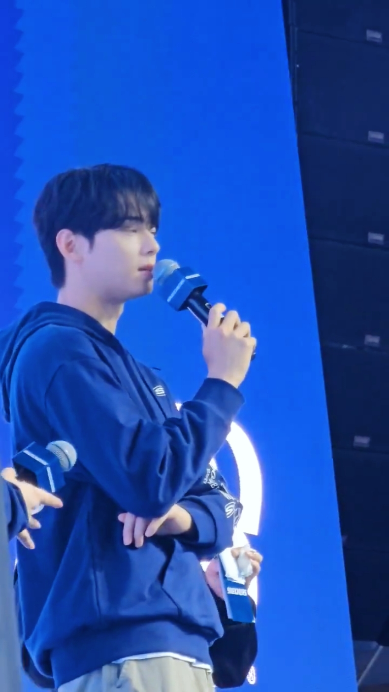 Eunwoo pake jaket biru navy ganteng banget aura nya oy 😭💙 ©oilvanisa Cha Eunwoo Skechers Thailand #CHAEUNWOO #차은우 #eunwoo