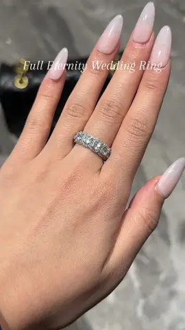 Wedding band #cubiczirconia #effinnyring #tiktokbalckfriday #tiktokblackfridaysale #itsarock💍 #tiktokblackfridaydelas #weddingring #jewelylove #blackfriday 