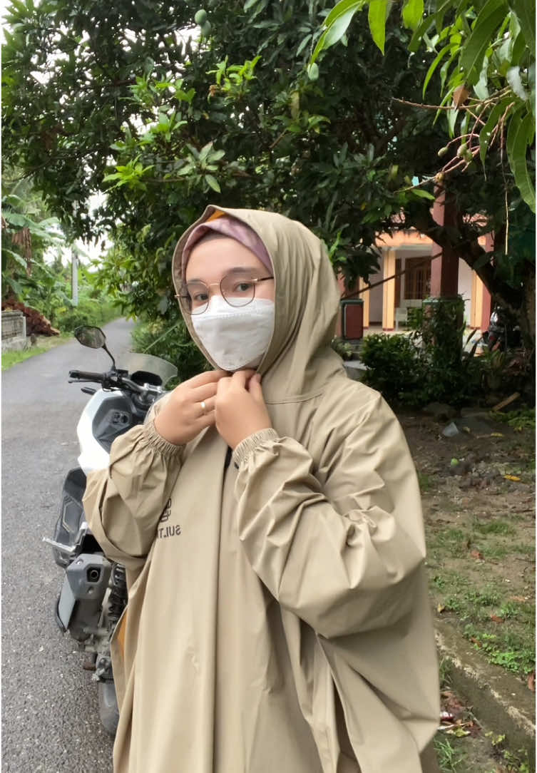 Dapatkan jas hujan SULTAN super keren ini sekarang juga 🌨️🌨️ Siap menghadapu hujan dengan gaya yang tak tertandingi☔️☔️ Anti basah, anti boring, dan bikin semua mata tertuju padamu! 🥰