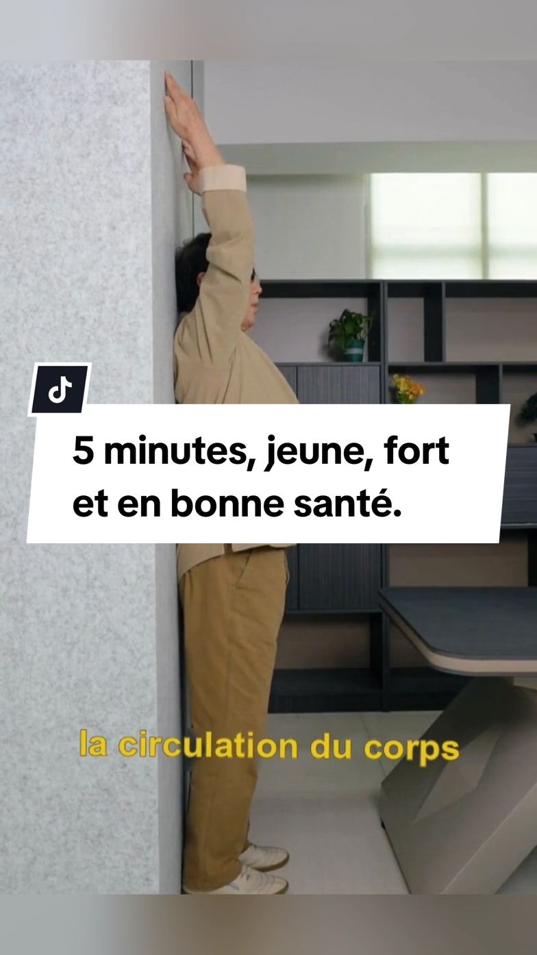 « Tenez-vous sur le mur » pendant 5 minutes chaque jour, vous serez jeune, fort et en bonne santé ! Aujourd'hui, je vais vous apprendre une petite action qui peut non seulement rendre notre corps plus fort, mais aussi vous faire paraître plus jeune ! Nous devons utiliser un mur et nous tenir dos au mur, nous joignons nos pieds et appuyons nos talons contre la plinthe du mur. Ensuite, nous devons sentir que l'arrière de notre corps est comme adsorbé. sur le mur, et le bas de l'abdomen est tiré vers l'intérieur. Maintenant, nous tendons nos mains vers le haut et utilisons les coussinets de nos quatre doigts doivent être aussi près que possible du mur, et nous devons le garder ainsi, puis ajuster lentement notre respiration. Allez, inspirez profondément, expirez lentement et expirez profondément. Cette action vous semble simple, mais vous constaterez qu'en moins d'une minute, notre front et notre dos commenceront à transpirer. en même temps, notre abdomen sera douloureux et nos mains et nos pieds transpireront légèrement. Parce que dans cette position debout, nous ouvrons rapidement la circulation du corps. Au début, vous pouvez rester debout pendant 30 secondes à 1 minute. vous vous sentez fatigué, reposez-vous 3 à 5 fois par jour. Progressivement, nous prolongerons le temps et raccourcirons les temps. Enfin, faites-le une fois par jour pendant 5 minutes. vous constaterez des changements évidents dans notre corps.  Vivez une vie saine sans faire de détours.