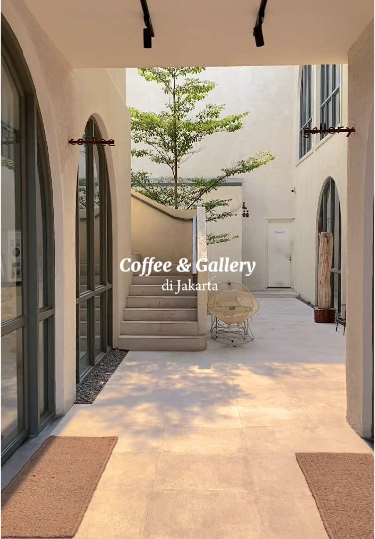 Cafe yg vibes nya kaya di Bali!  setiap sudutnya aesthetic dan suasananya cozy banget.  bonus bisa visit gallery free yah, dengan koleksinya yg unik unik banget 🤏🏻  btw kmren pesen kopi yg direkomendasiin sm waitersnya yaitu butterscotch dan beneran enak! ☕️  📍Mewatu Coffee & Gallery #mewatucoffeegallery  #coffeshopjakartabarat  #rekomendasicafejakarta 