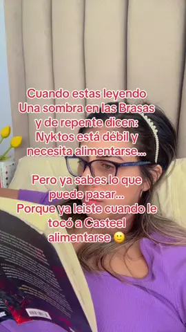 Ayyyy  diganme que es ahi por Diosss… necesito que algo pase YA 😀😂 #unasombraenlasbrasas #jenniferlarmentrout #nyktos #nyktosandseraphina #BookTok #booktookespañol #leer #librosdefantasia #booktookespaña #desangreycenizas #librosen60seg #libros 