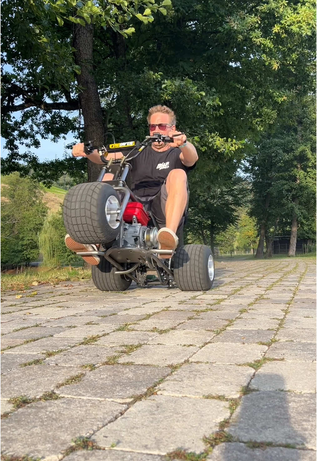 ⬇️Minitrike Daten: - 210cc Indistrie- Gokartmotor - CVT getriebe  - 12“ Reifen auf 6“ Felge  - selbst konstruierter Rahmen  Bei Fragen einfach melden! ❗️vorischt vor Betrügern. Ich verkaufe keine Fahrzeuge! Leistet keine Anzahlung via paypal freunde oder Banküberweisung! ••••••••••• #minibike #drifttrikes #pitbike #funride #pocketbike #minimoto #diyprojects #moped #mopedtuning #selfbuild #reisbrennen #minimotorcyle #custommotorcycle #minibikelife #gokartbuild #metalfabrication #threewheeler #trike 