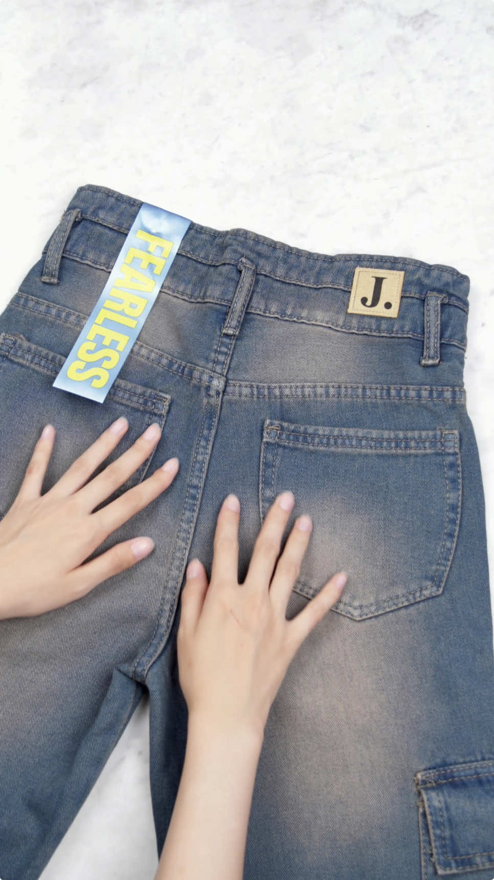 WOOOOOWWWWW!!!🤩🔥 Cakep banget FEARLESS 462 yang pastinya wajib banget ada di koleksi jeans kamu! Kantongnya bisa bantu kamu buat bantuin bawa dompet ayang, aww. Checkout sekarang juga‼️🙌🏻 ##Jiniso##jinisoemangkeren##jeans##celanajeans##fashion##hijabstyle#style #styling #fearlessJINISO #cargo #cargojeans #jeanscargo #cargopremium #jeanspremium 