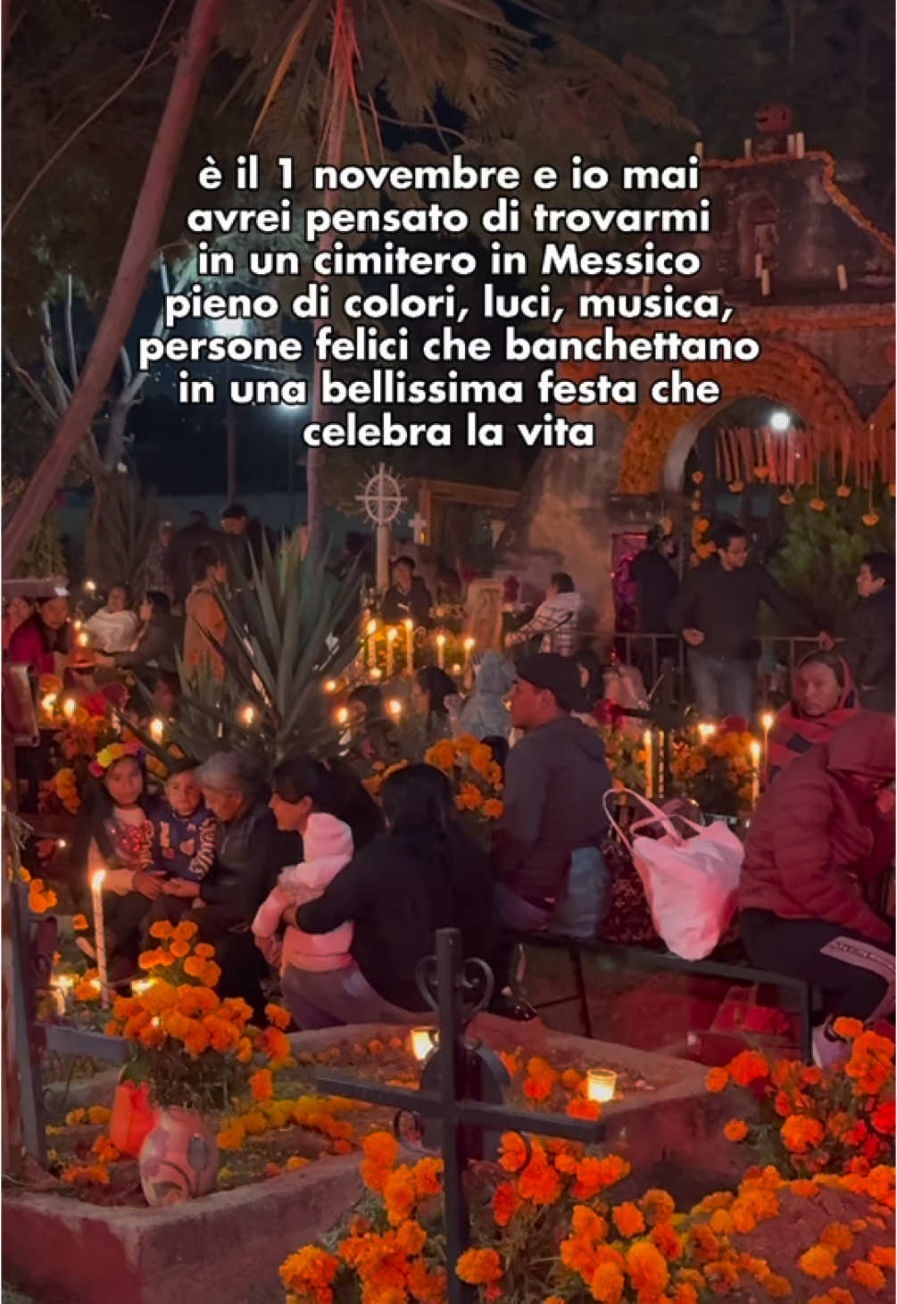 📍🪦 Día de Muertos, Oaxaca, Messico Dimenticatevi la nostra concezione di morte, di cimiteri e tombe! In questa celebrazione messicana, non c’è niente di macabro, pauroso o triste  🌺 Le tombe si riempiono di fiori, candele e decorazioni vivaci 🌼 Ogni famiglia costruisce un altare con le foto dei loro cari e i loro cibi preferiti 🎶 Tra una preghiera e un brindisi, le famiglie festeggiano al ritmo della musica tradizionale Questo viaggio mi sta davvero colpendo fino al cuore ❤️‍🩹 #DiadeLosMuertos #DiadeMuertosOaxaca 