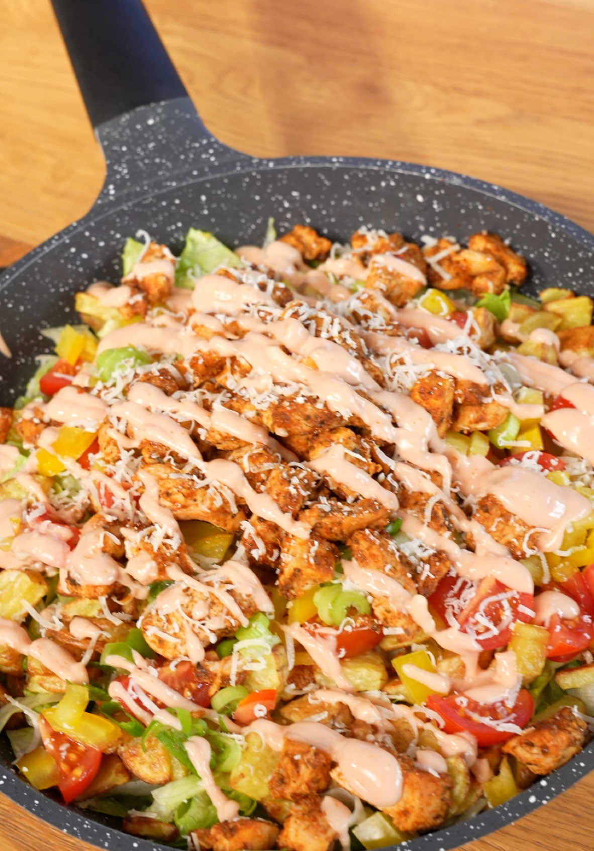 Jeder kann diese Pfanne jeden Tag beim Abnehmen essen. 🤝 Rezept👇🏽 Zutaten für eine Pfanne: -100g Cocktail Tomaten -200g Eisbergsalat -250g Hähnchenbrust -400g Kartoffeln -70g Paprika gelb -50g Joghurt 1,5% -3 EL Ketchup light -2 EL Mayo Light -1 TL Öl -5g Parmesan -2 EL Gurkenwasser -1 Zehe Knoblauch -Salz, Pfeffer, Gyrosgewürz, Tabasco Zubereitung:  So einfach wie im Video. 20 Minuten bei 200 Grad Umluft backen.  Nährwerte:  763 Kcal  75g Protein 85g Kh  10g Fett  #abnehmen #diät #highprotein #fitnessrezepte 