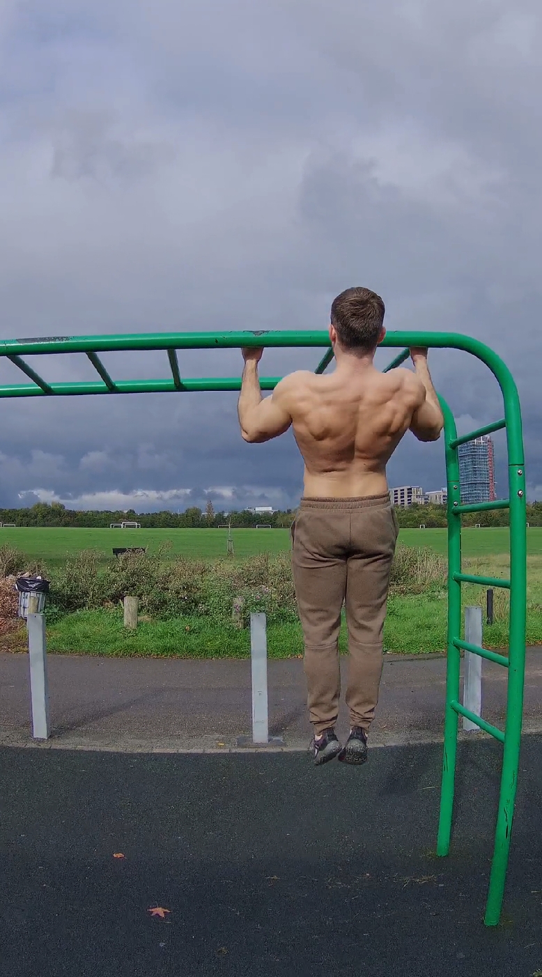 Classic one in the monkey bars.. Walking pull ups.. #pullups #monkeybars #calisthenics #streetworkout #Fitness #motivation #dedication #challange 