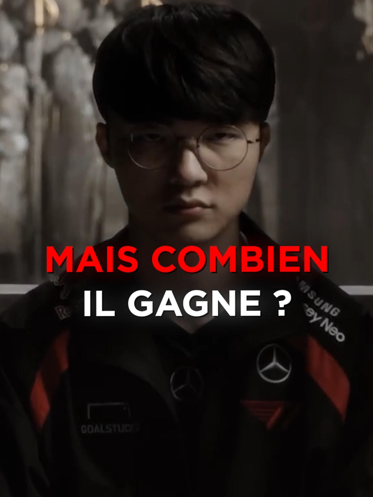 LE SALAIRE DE FAKER ! Qui est le joueur pro le mieux payé au monde ? Pas de suspense, c’est Faker ! Mais combien gagne-t-il ? Pour assurer son salaire, T1 débourserait 6 millions de dollars par an. Vous imaginez, c’est l’équivalent du salaire des cinq joueurs de son équipe rivale, Gen.G. Comparons avec d’autres joueurs, dans le sport ou les jeux vidéo. Zywoo et Perkz, chez Vitality, toucheraient environ 1 million de dollars par an. Autant dire que Faker est loin devant. Pour situer par rapport au football, le salaire moyen en ligue se situe autour de 800 000 dollars par an. Faker est donc bien mieux payé qu’un joueur de foot pro moyen. En revanche, si on compare avec des légendes du sport, comme Cristiano Ronaldo, on reste loin du compte. Ronaldo gagne environ 200 millions de dollars par an, soit 555 000 dollars par jour ! On est dans un autre monde, clairement. Cela dit, il faut aussi prendre en compte la différence de marché entre le football et l'e-sport. Le foot est un phénomène mondial, avec des millions de fans qui suivent chaque match, alors que l'e-sport est encore en pleine expansion. Mais il semble que, petit à petit, les joueurs pro d’e-sport rattrapent les sportifs traditionnels ! Et toi, pour 555 000 € par jour, tu serais prêt à faire quoi ? Attention, que des mauvaises réponses, s’il vous plaît ! #Faker #lolesport #esport #salaire #cr7cristianoronaldo