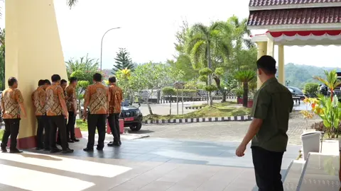 Menghadiri Undangan Penandatanganan Kesepakatan Bersama antara Pemerintah Provinsi Sulawesi Barat Bersama Kejaksaan Tinggi Sulawesi Barat tentang Penanganan Masalah Hukum Bidang Perdata dan Tata Usaha Negara Tahun 2024 - 2025