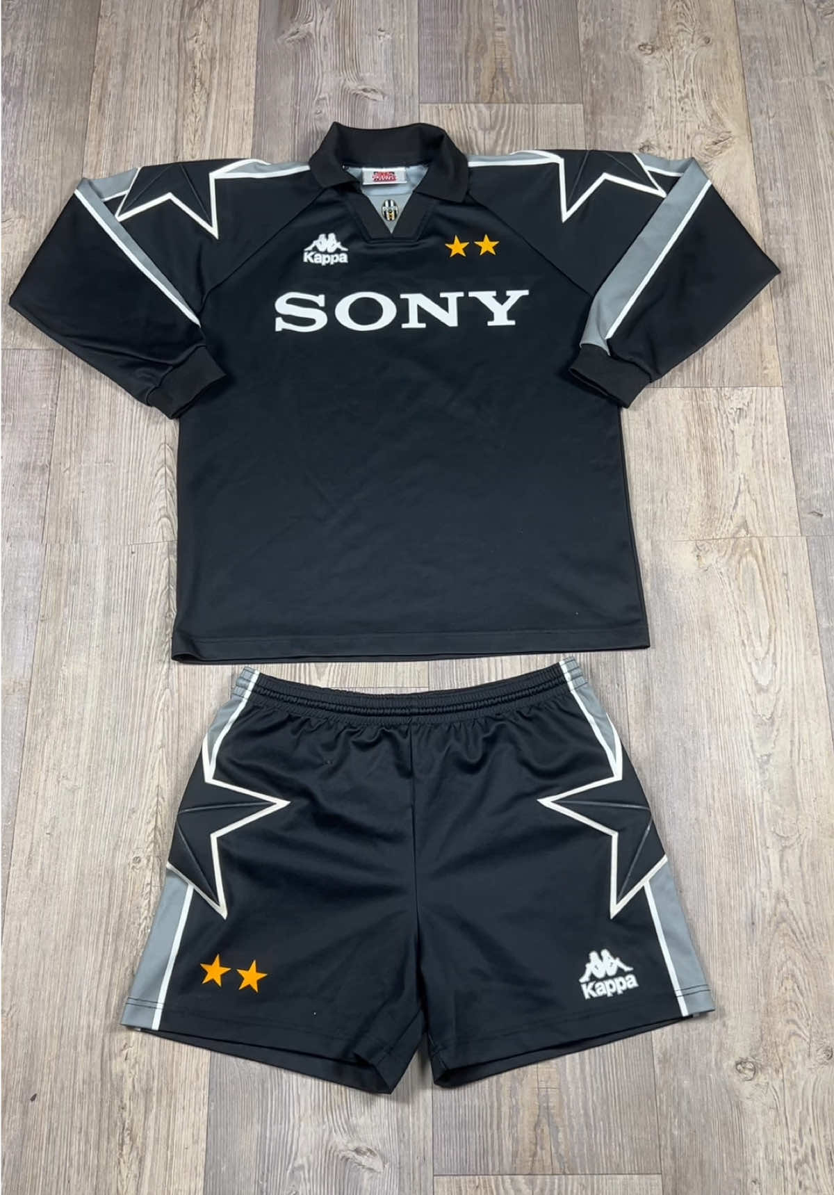 Goalkeeper Kit Juventus 1996/1997⚫️.    #juventus #kappa #vintage #jersey #fy #perte #viral #viral_video #fyp #footballtiktok #black #calcio #italy #vintagefashion #vintagefootball #vintagestyle #vintagevibes #vintageclothes #kit 