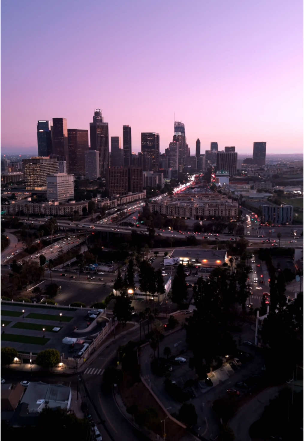 📍N Beaudry Ave, Los Angeles California🇺🇸 • Another scenic spot in Los Angeles, California, with great views of the skyline🌆 • • #losangeles #losangelescalifornia #losangeles_city #skyline #skylineview #dronevideo #droneshots #sunset #sunsetlover #californialove #california