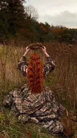 An autumn crown 🍂 Made this one with dried flowers & grasses straight from the field. I love the shape of the dried queen anne’s lace. What should my next autumn crown be? dress by @selkie  #selkie #darkcottagecore #cottagecore #darkacademia #autumnvibes #flowercrown 