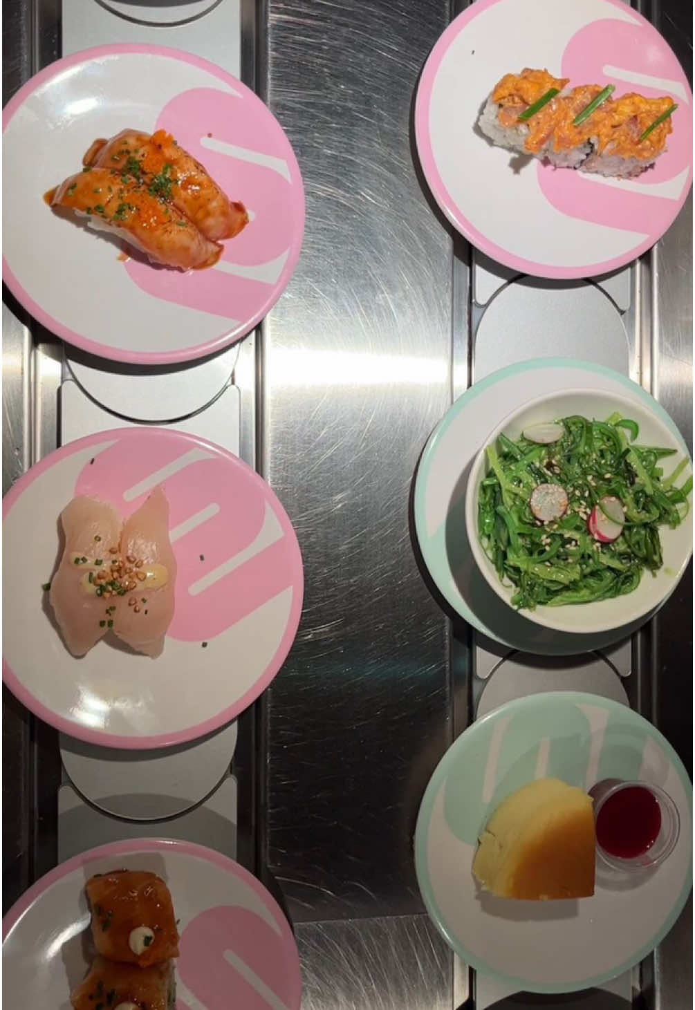 Vous connaissez les « Kaiten sushi » ? 🍣 C’est ce concept de faire défiler les plats sur un tapis roulant devant les clients ! Tu vois un plat qui te donne envie ? 🍤 Tu te sers ! Nous on adore ce concept et on a pu le vivre chez 📍Matsuri, ce restaurant japonais rue de la Boetie à Paris ! 🍙 #japanesefood #japaneserestaurant #sushirestaurant #parisfoodguide 