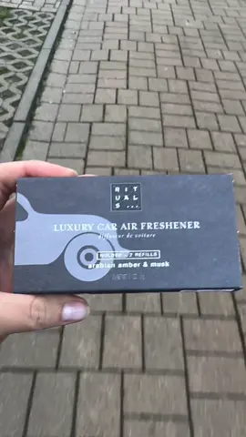 [Werbung] Ich danke @ReviewClub für die Möglichkeit, so großartige Produkte zum Testen zu erhalten. Der Duft Rituals Life is a Journey - Homme Car Perfume hat mich mit seiner Frische und Tiefe positiv überrascht. Er schafft eine angenehme und entspannende Atmosphäre im Auto, one aufdringlich zu sein. Der Geruch hält lange an und bleibt auch über die Zeit hinweg intensiv. Das Design des Duftspenders ist stilvoll und unauffallig, asst sich leicht an den Lüftungsschlitzen befestigen. Eine ausgezeichnete Wahl für alle, die hochwertige und elegante Autodüfte schatzen.