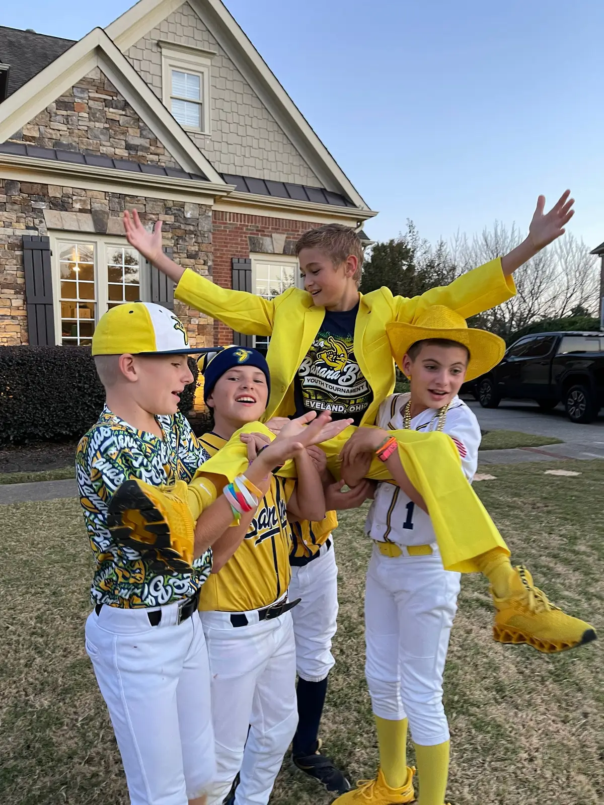 Hudson and his friends went Bananas this year for Halloween!  Our family loves the @thesavbananas so it was the perfect theme!! 💛 #savannahbananas #bekindtoeveryone @YellowTuxJesse @Kyle.luigs @Dancing Umpire Vincent Chapman @Split @Ryan Kellogg 