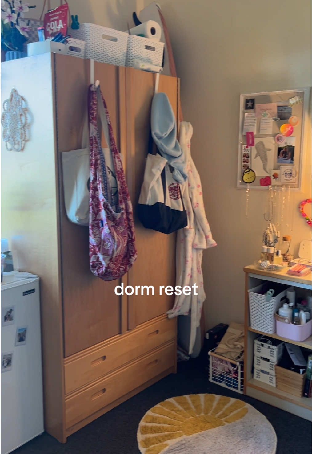 literally took me longer to edit this than to actually clean lol #dormroom #reset #morningroutine #collegeroutine #cleaning #organizedhome #skincareroutine 