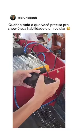 Imagina só: estudante filipino arrasa tocando bateria... no celular! 🎶  Mhax Deniel Castro surpreendeu os colegas em San Fernando, La Union, com uma performance improvisada na escola. Em apenas 10 minutos, ele aprendeu a tocar uma música usando apenas o celular, enquanto o guitarrista da banda enfrentava problemas. Sem poder comprar um kit de bateria, ele treinou com a ajuda da internet e foi tão impressionante que ganhou um drum set de presente de um fã! 🥁✨  #Inspiração #Talento #BateriaDigital