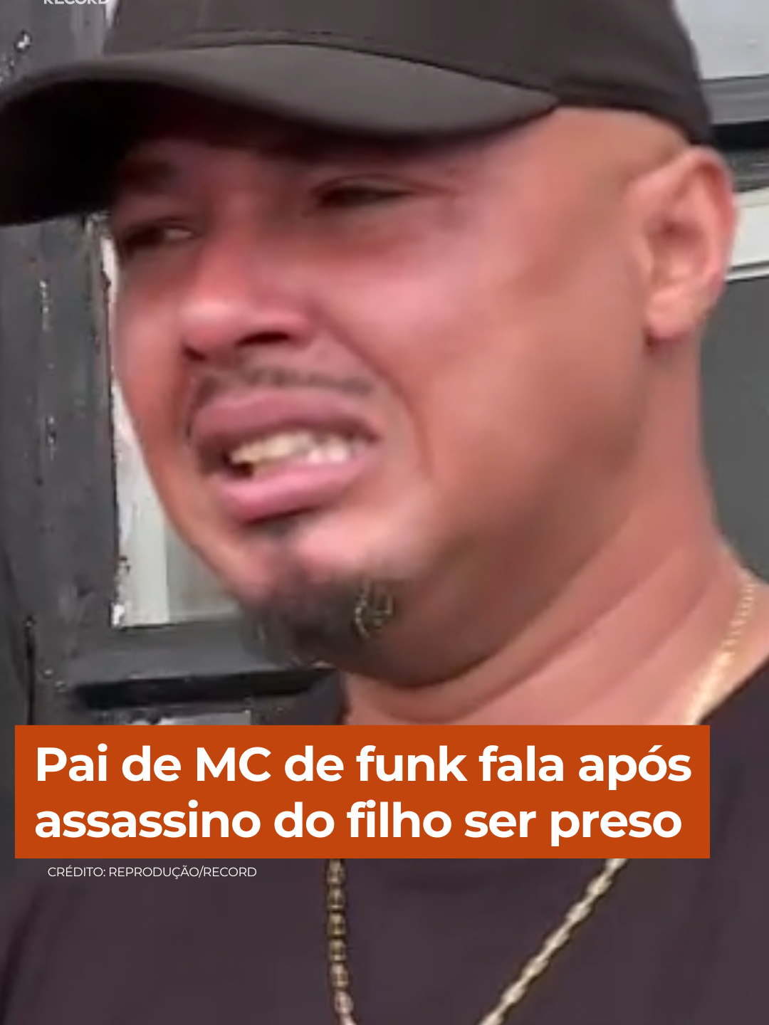 Assassino do cantor MC Vini é preso em Carapicuíba (SP). O cantor foi morto depois de uma discussão em uma festa em São Paulo. Vini, de 24 anos, teria conversado com a namorada do suspeito e ele não teria gostado. Os dois teriam discutido e depois de alguns minutos, Rodrigo voltou armado e matou o MC. Em um vídeo flagrado por pessoas que estavam no local, é possível ver o MC discutindo com o atirador, algumas pessoas tentando separar e ele com a arma na cintura. O MC soma mais de 40 mil seguidores nas redes sociais. Depois do crime, Rodrigo fugiu #CidadeAlerta Acesse R7.com/CidadeAlerta e assista à entrevista completa