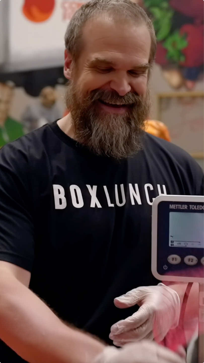 This holiday season, find out ways you can help @Feeding America end hunger at the link in our bio. #BoxLunch Giving Ambassador #DavidHarbour talks about volunteering at Atlanta Community Food Bank, the importance of supporting your community, and giving back! 🧡 #BoxLunchGifts 