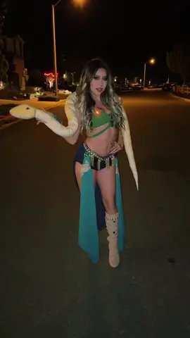 its britney B*** 🐍✨ #fypシ #fyp #paratii #britneyspearscostume #slave4u #halloweenlook 