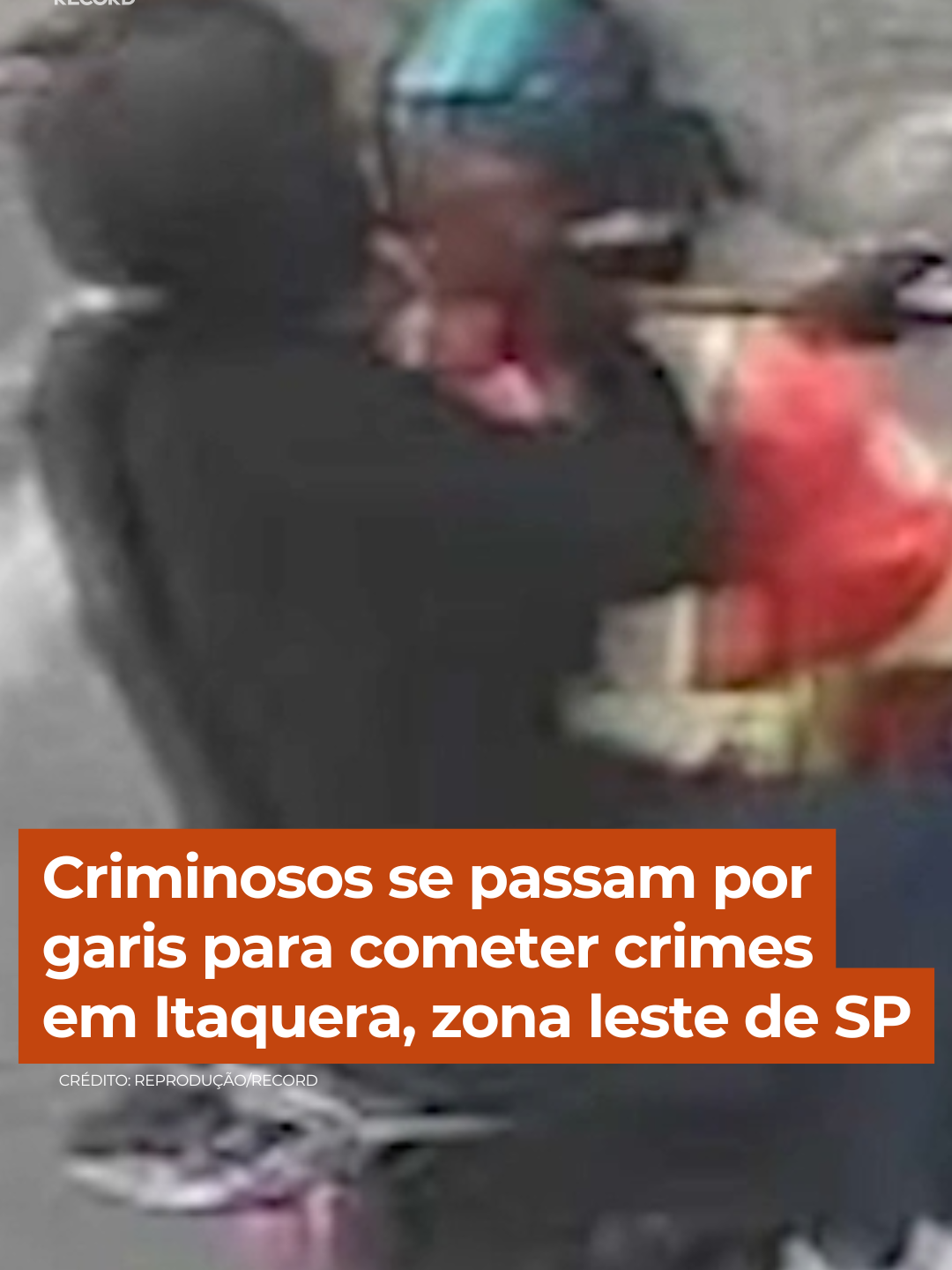 Circuitos de segurança flagram várias ações criminosas. Em um deles, um homem se aproxima de um carro e começa a conversar com o motorista. Ele ganha a confiança e dá o bote. Os criminosos assaltam na região de Itaquera, zona leste de São Paulo #CidadeAlerta Acesse R7.com/CidadeAlerta e assista à reportagem completa