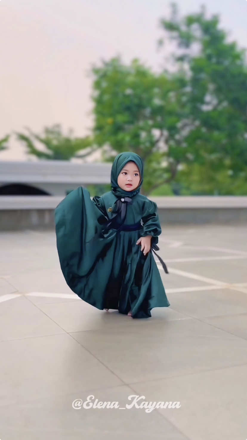 MasyaAllah gamisnya cantik mewah 😍 Elena pakai warna Emerald ✨ #fashionanak #gamisanak #gamismewah #idulfitri #ramadhan #idulfitri2025 #viralvideos #fyp #elenakayana @eLssss 