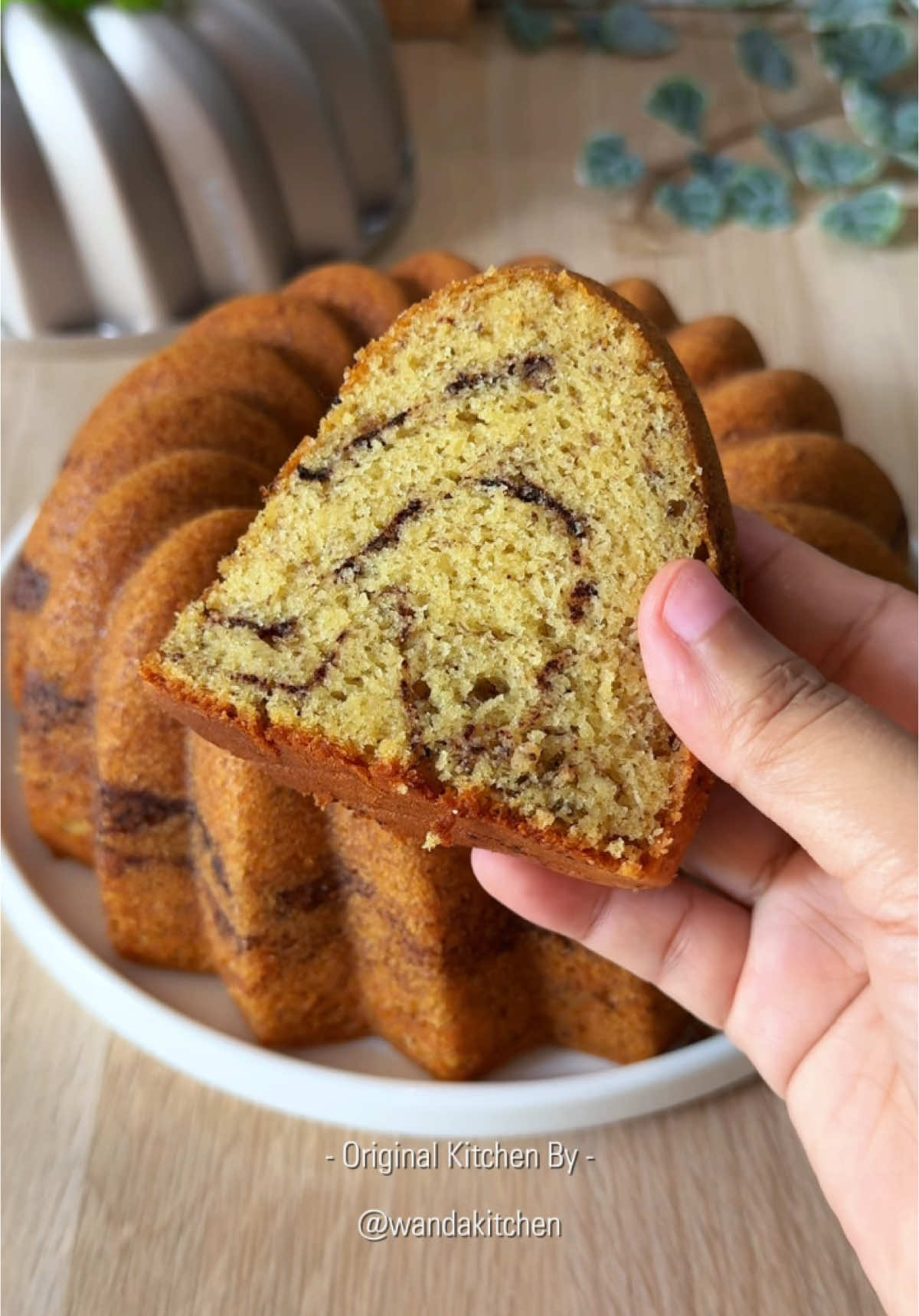 Dari pisang kematangan jadi kue enak. BOLU PISANG PANGGANG TERENAK SUPER LEMBUT DAN MOIST !! Bahan : 300 pisang matang 6 butir telur 180 gr gula pasir 1 ½ sdt sp 210 gr tepung terigu  30 gr susu bubuk  1/4 sdt baking powder  1/4 sdt baking soda  1/2 sdt vanilli  1/2 sdt garam  100 gr margarin cair  100 ml minyak goreng All cookware by @@idealifeonline @IdealifeOfficial  #bolupisang #bolupisangpanggang #resepkue #idejualan #resepmudah #sukamasak #wandakitchen 