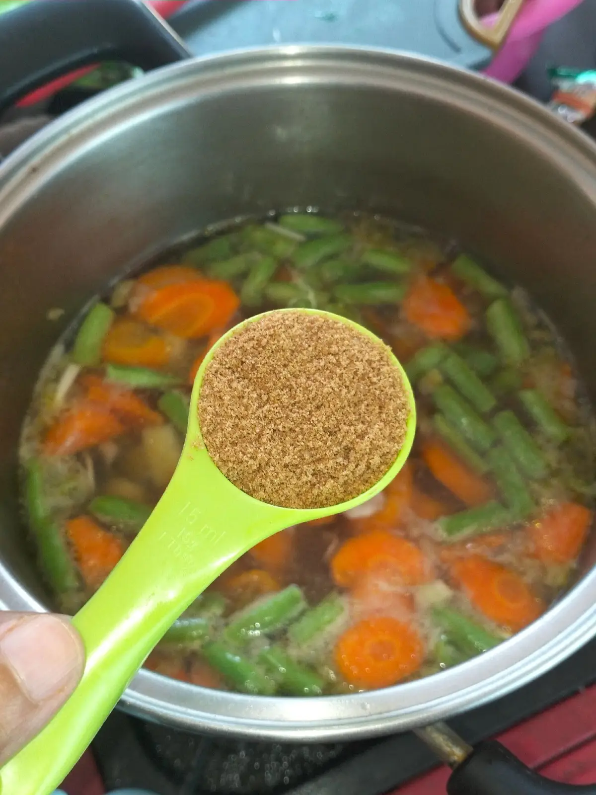 masak jangan lupa pake masako, biar masakan enak & kaldunya meresap ke dalam masakan. pake masako 5000 lebih hemat isi 123gr lebih banyak harga 5000 an aja. takarannya juga mudah, cukup 1sdm aja untuk 900ml kuah sayur sop.  kali ini aku pake masako 5000 rasa sapi yang dibuat dari daging sapi utuh & rempah pilihan. masakan aku jadi lebih nikmat, kaldu sapinya meresap kedalam masakan. untuk cara penyimpanan kemasan masako bisa dilipat diikat dengan karet gelang & dimasukkan ke kulkas / tempat yg sejuk seperti lemari.  yuk bunda masak pake masako 5000 dan jangan lupa untuk recook masakan lainnya lewat websitenya aslimasako.com. #MasakoLovers #KelezatanInovasiMasako #Pasdihati @asli_masako