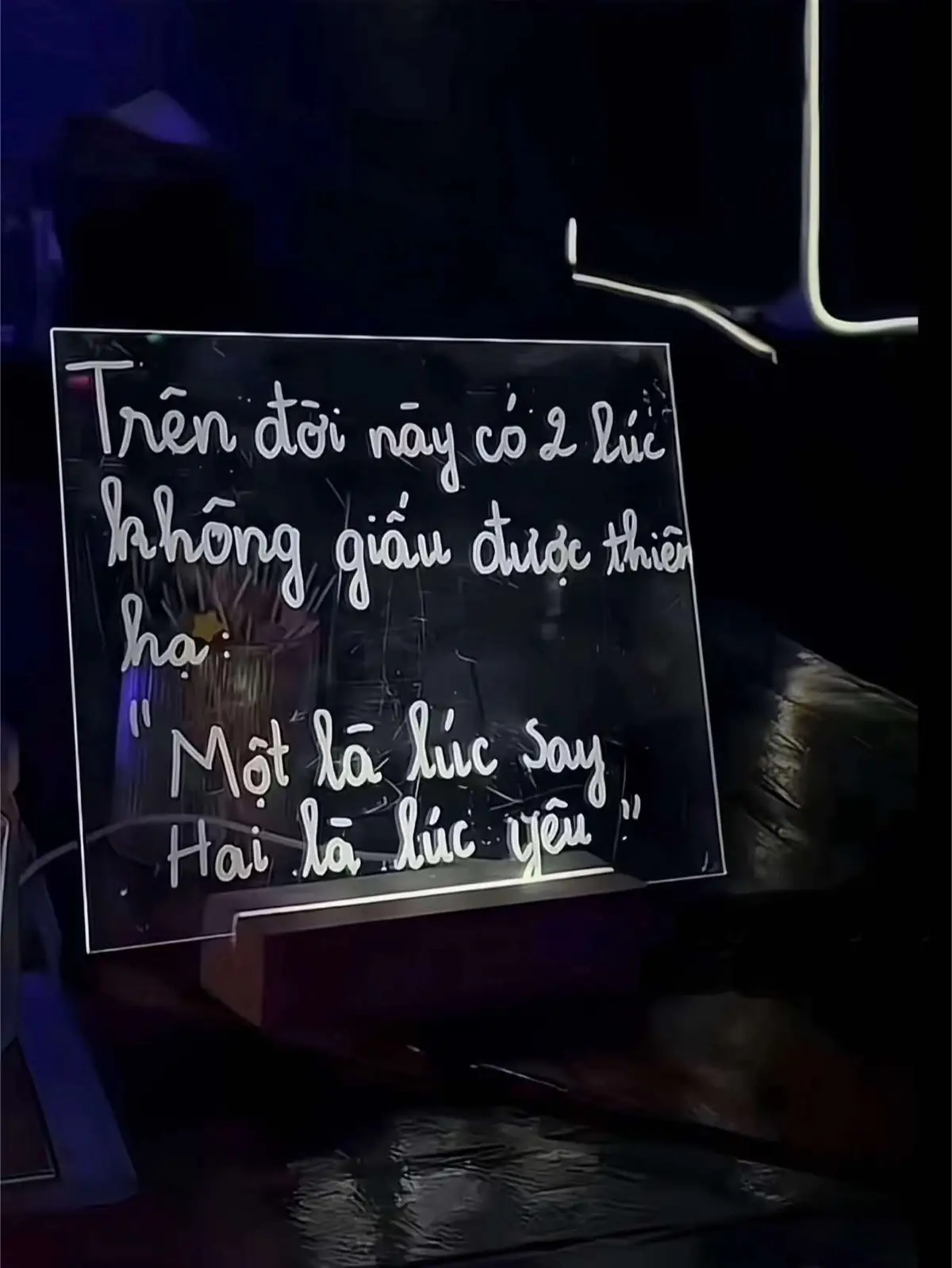Trên đời này có 2 lúc ko giấu đc thiên hạ  Một là lúc say  Hai là lúc yêu ❤️