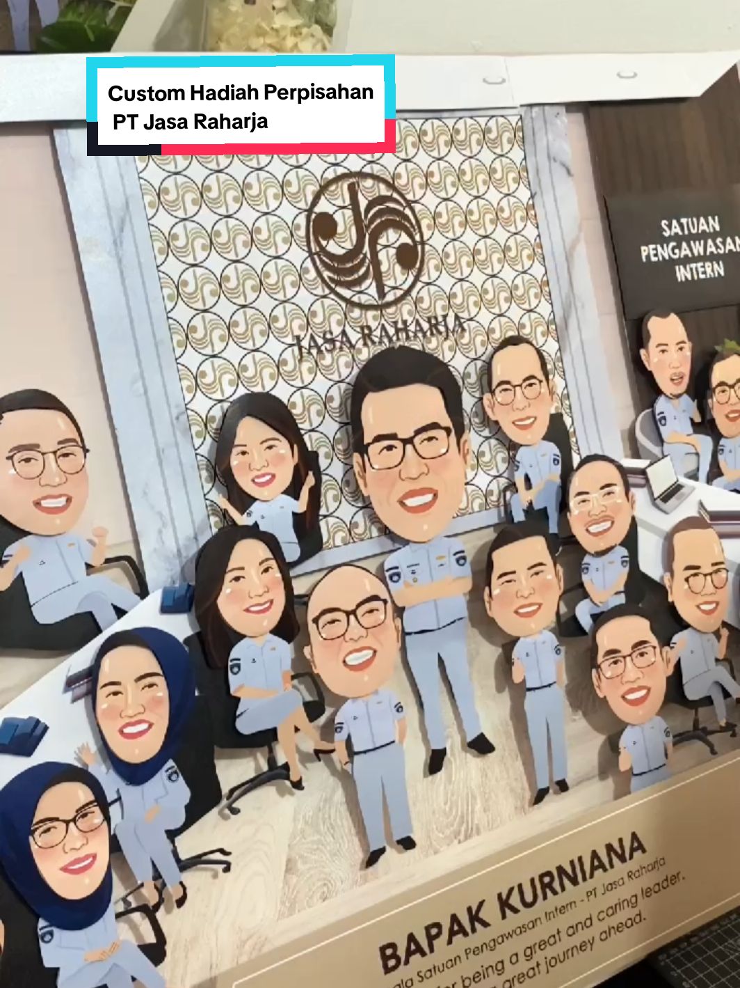 Bikin kado perpisahan buat Bapak Kurniana dari PT.Jasa Raharja Tim (Badan Pengawasan Intern) 😍 #kadoperpisahan #farewellgift #giftideas #idekado #peapepo #kadounik #karikatur 