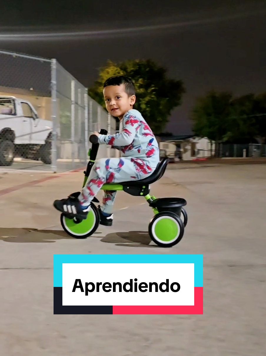 Tiene 3 años #bicicleta #triciclo #aprendiendo 