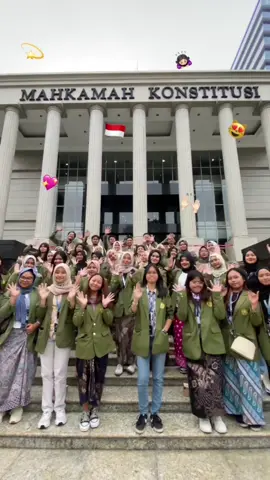 🏛️PARLEMEN KAMPUS 2024🏛️ Halo, KM FISIP!👋🏻 Tepat di tanggal 31 Oktober 2024, BLM FISIP UPN Veteran Jawa Timur mengunjungi Gedung Mahkamah Konstitusi Republik Indonesia untuk mempelajari Tugas Pokok dan Visi Misi MK RI. Tidak hanya itu, kami juga diajak berkeliling di Pusat Sejarah Konstitusi (PUSKON). Seruu bangett guys, di PUSKON ini kami dapat memahami dinamika perjalanan sejarah Konstitusi di Indonesia melalui tampilan visual yang menarik dan mudah dipahami🤩  See you on Parlemen Kampus 2025 👋🏻😉 #Parlemenkampus2024 #BLMFISIP2024 #UPNVeteranJawaTimur #Humassetjendprri #DPRRI #MKRI