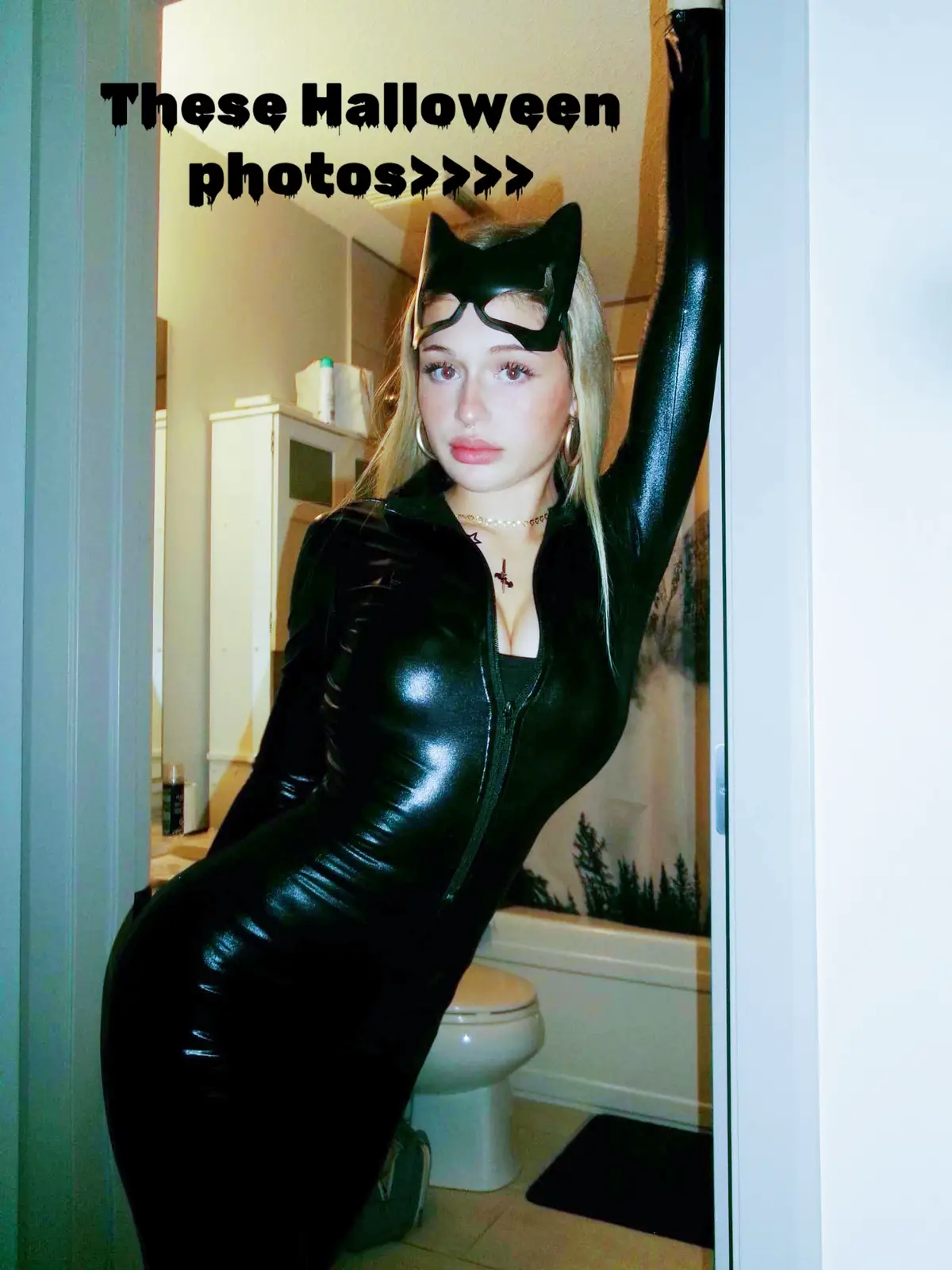 Get yourself a friend w a digital cam! #fyp #photoshoot #halloween #catwoman #trend #viral #model #influencer #goingoutoutfit 